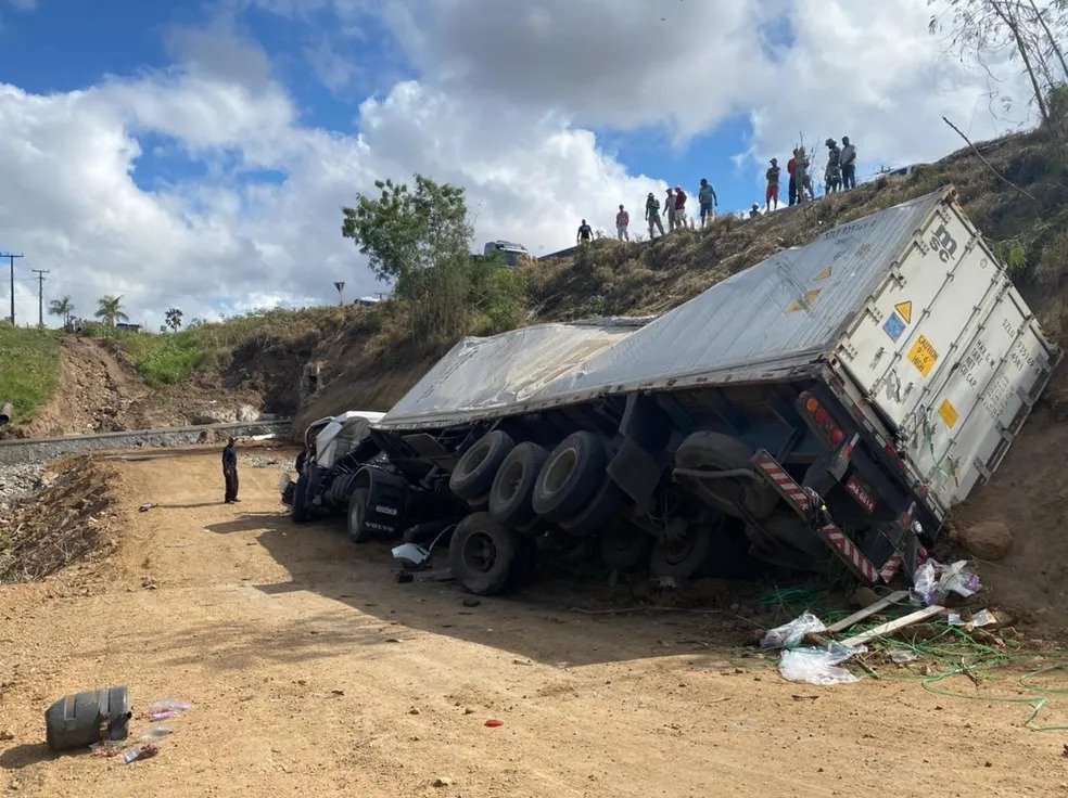 Motorista que transportava uvas em carreta fica preso às ferragens após acidente em Feira de Santana