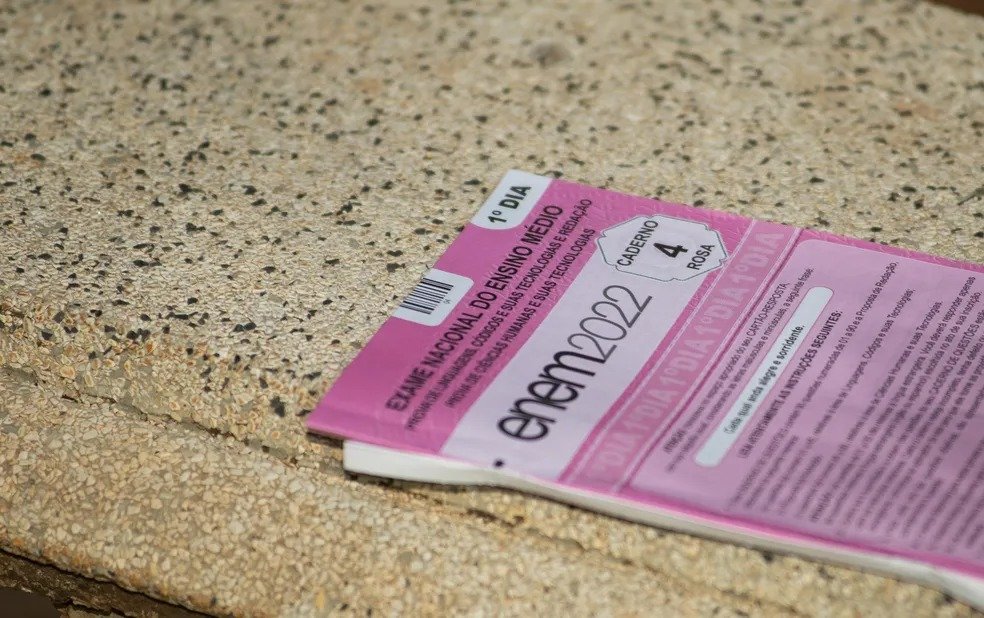 Primeiro dia de Enem na Bahia tem taxa de abstenção de 27,6% na prova impressa e 49,4% na digital