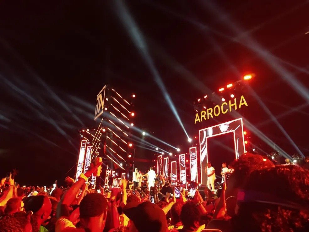 Com fogos e Farol da Barra lotado, Thiago Aquino grava DVD em Salvador