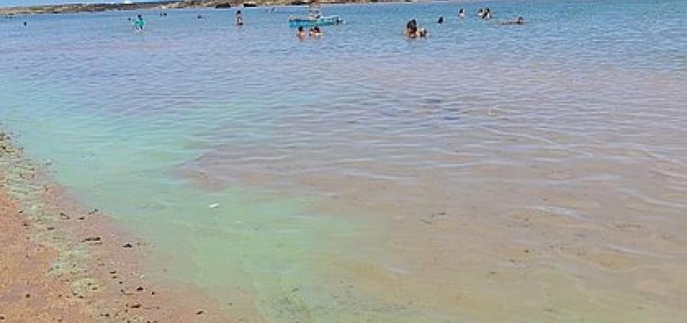 Substância misteriosa de odor forte e cor esverdeada chega a Boipeba