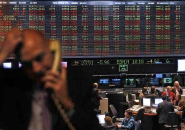 Dólar dispara mais de 2% com proposta de gasto fora do teto e falas de Lula