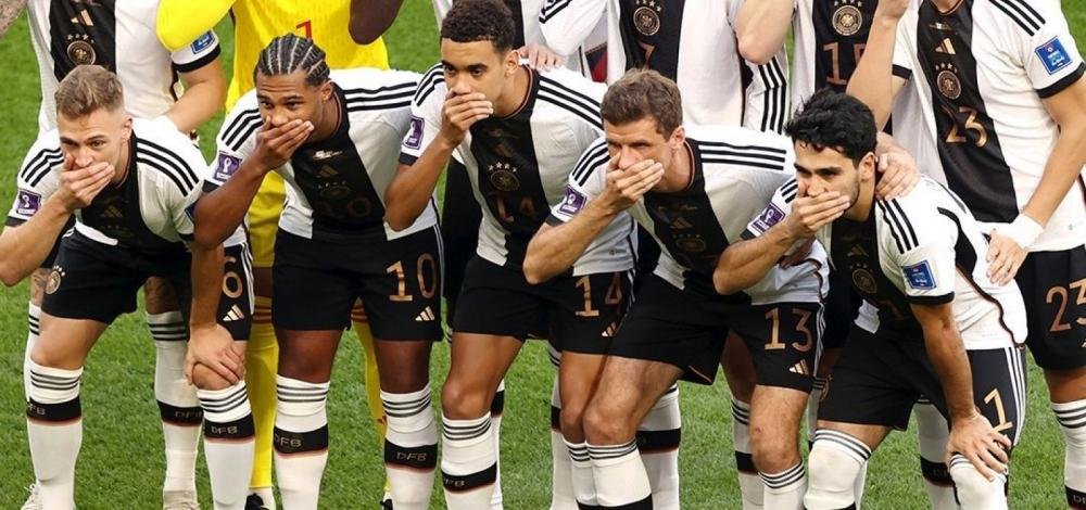 Jogadores da Alemanha protestam contra Fifa e tapam a boca em foto oficial da Copa