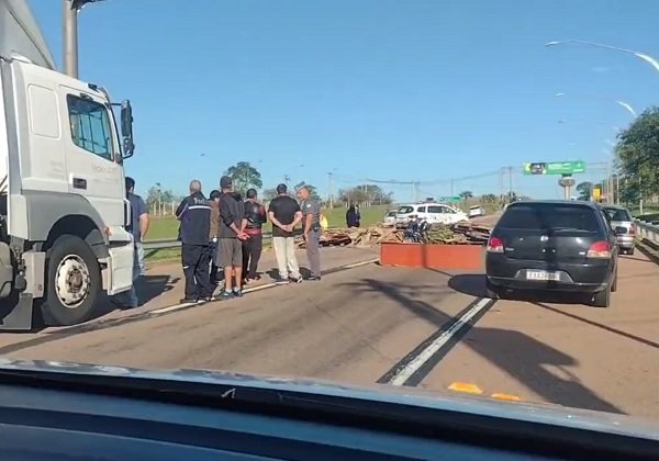 Bolsonaristas bloqueiam pistas de acesso ao Aeroporto de Viracopos