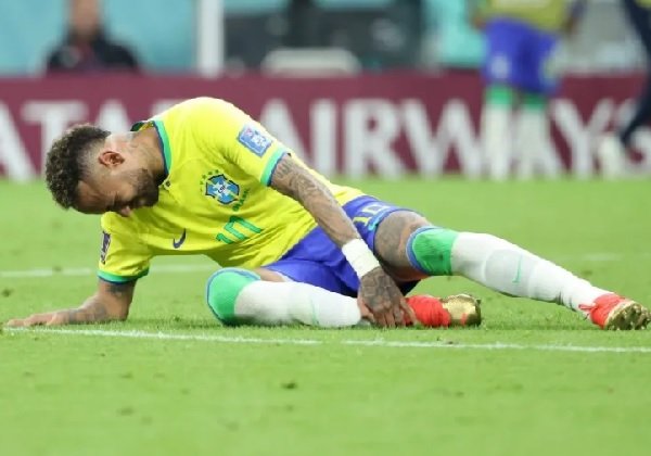 Neymar e Danilo não jogam mais pela Seleção na primeira fase da Copa