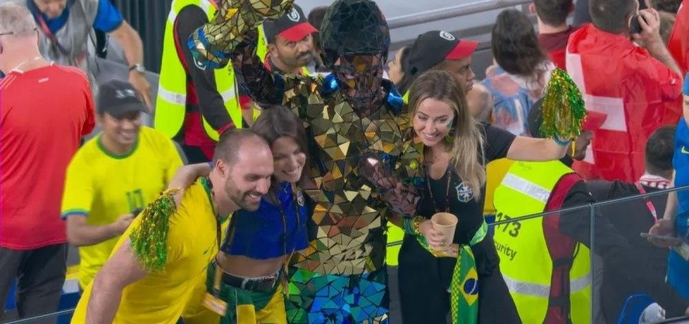 Copa: Eduardo Bolsonaro aparece no estádio durante jogo do Brasil contra a Suíça