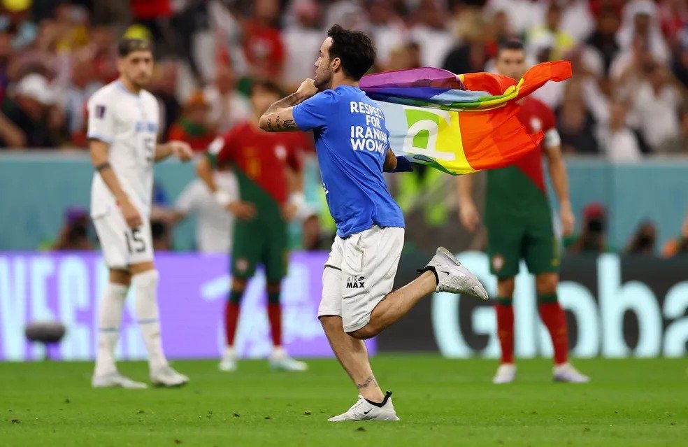 Espectador invade campo de Portugal x Uruguai com bandeira LGBTQIAP+