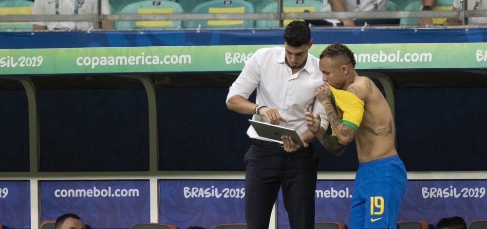 Tite nega nepotismo e defende filho como auxiliar técnico da seleção