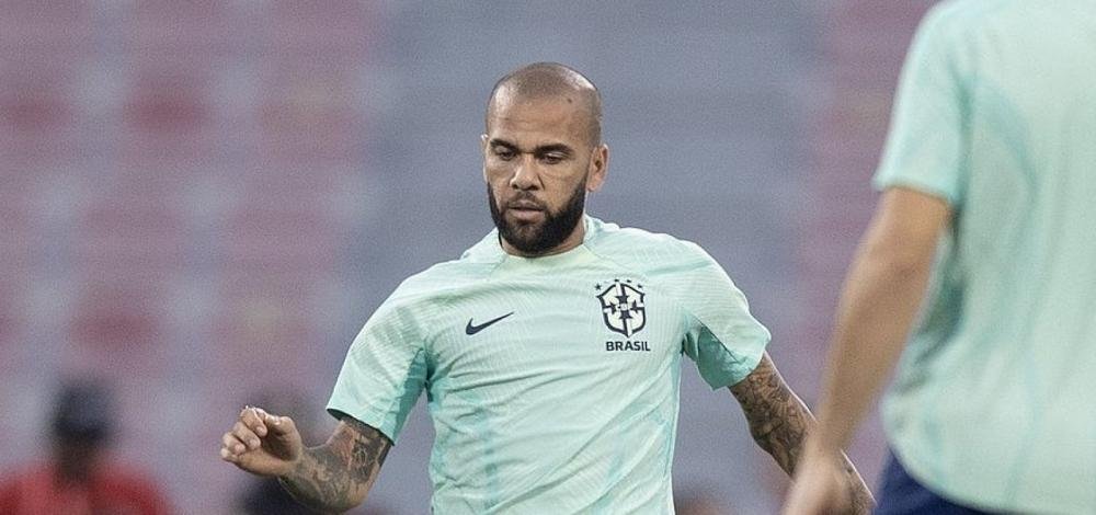 Com Brasil usando time reserva, Daniel Alves vai se tornar jogador mais velho a defender a seleção