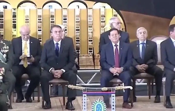 Bolsonaro participa de nova cerimônia militar e permanece em silêncio