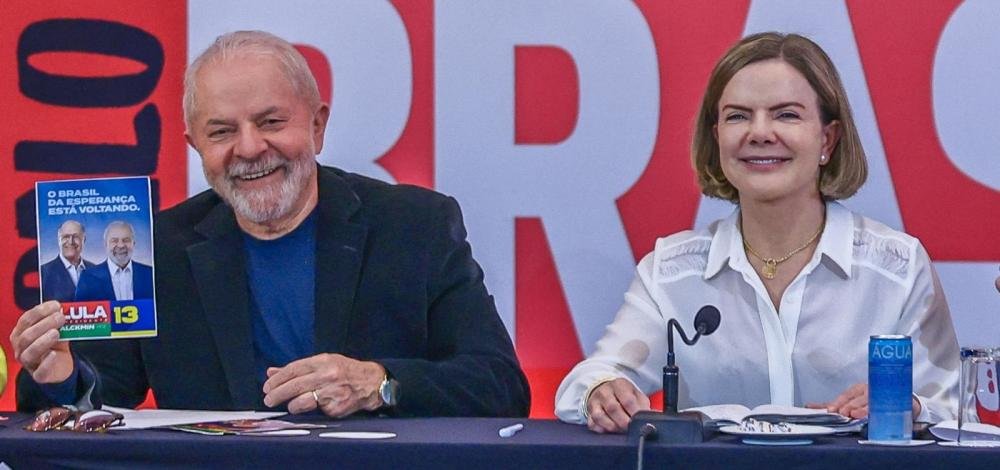 Aos aliados, Lula diz que Gleisi não será ministra e seguirá na presidência do PT