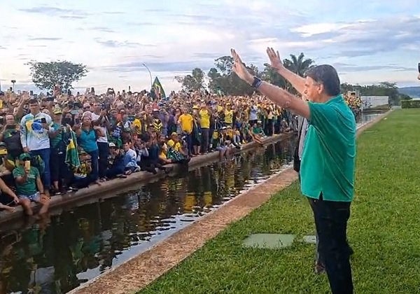 Jair Bolsonaro recebe apoiadores no Palácio da Alvorada