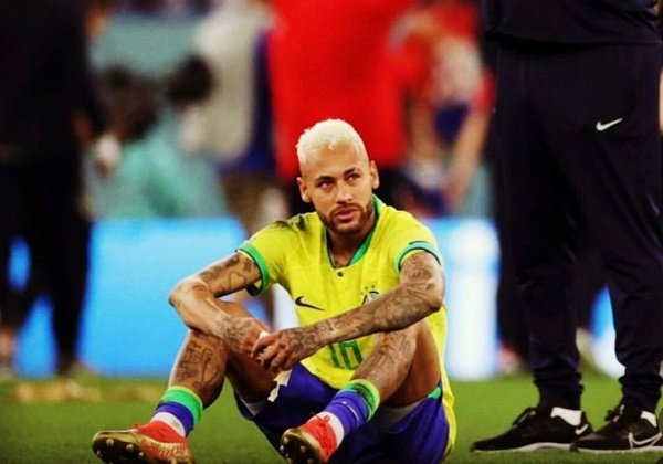 Tristeza permanece na chegada de seleção ao Brasil