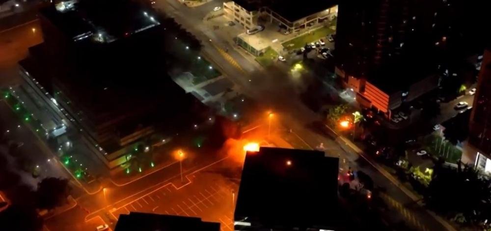 Bolsonaristas tentam invadir prédio da PF e incendeiam carros e ônibus em Brasília