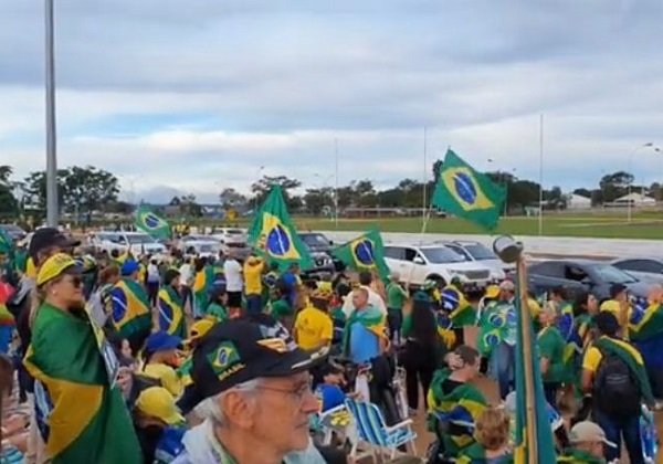 Raio atinge acampamento bolsonarista e deixa quatro pessoas feridas em Brasília