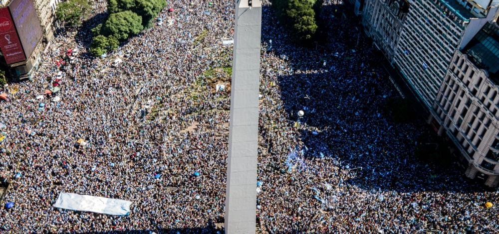 Torcedores argentinos fazem festa em Buenos Aires após tricampeonato