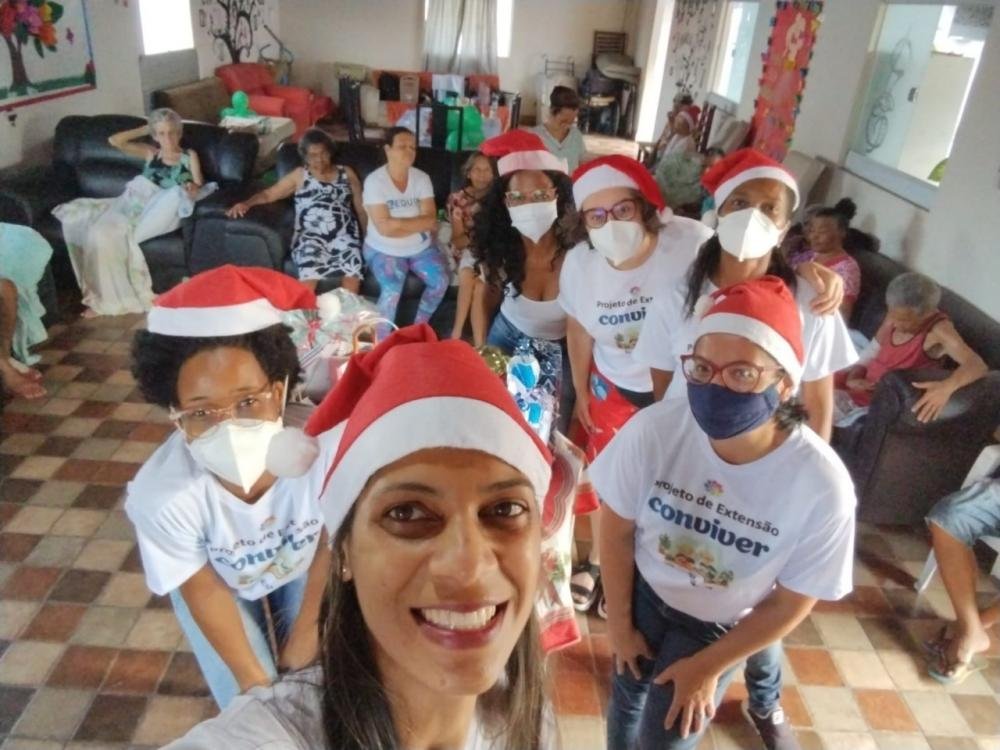 Estácio realiza entrega de presentes a idosos do Espaço Nosso Lar