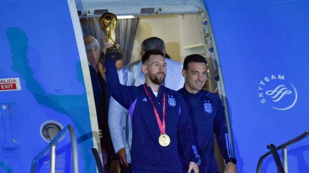 Seleção da Argentina está em casa, e Messi puxa a festa com a Copa nas mãos