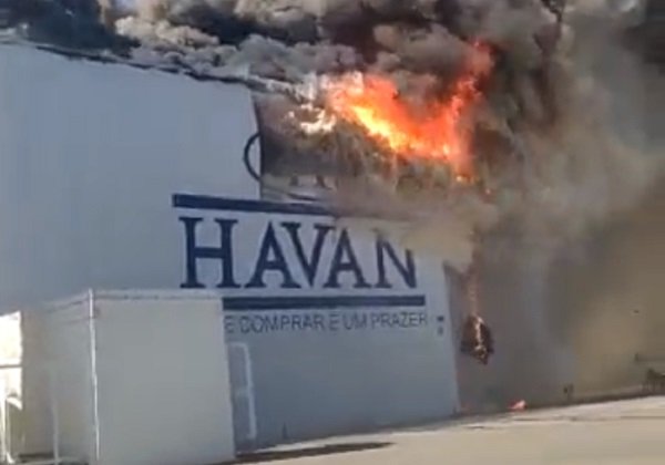 Luciano Hang visita loja da Havan que pegou fogo