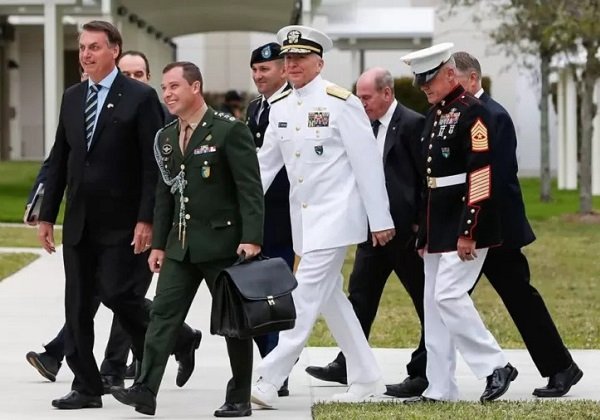 Braço direito de Bolsonaro, tenente Mauro Cid é exonerado nesta quinta