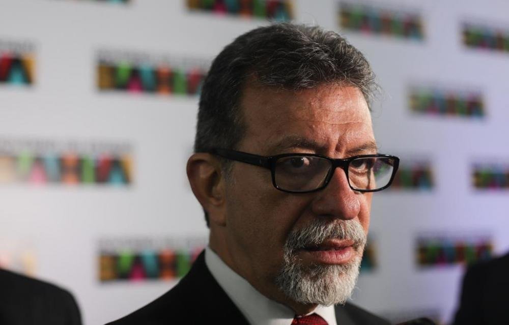 Afonso Florence é exonerado da Casa Civil para concluir mandato