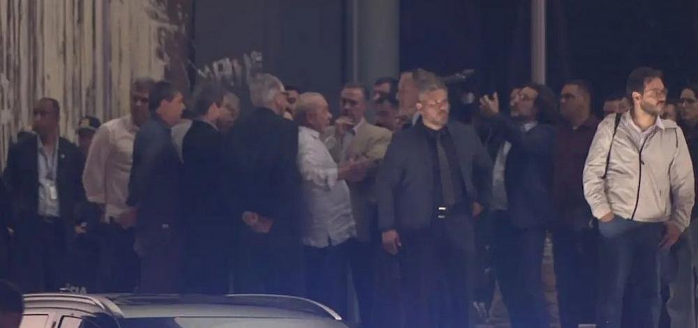 De volta a Brasília, Lula vistoria destruição nos prédios públicos