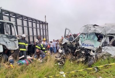 Acidente grave na estrada Feira-São Gonçalo deixa oito pessoa mortas 