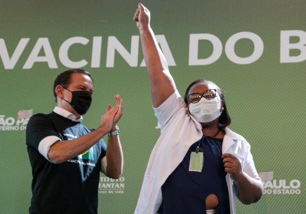 Doria lembra de 1ª vacina contra Covid e ironiza Bolsonaro: ‘Ninguém virou jacaré’