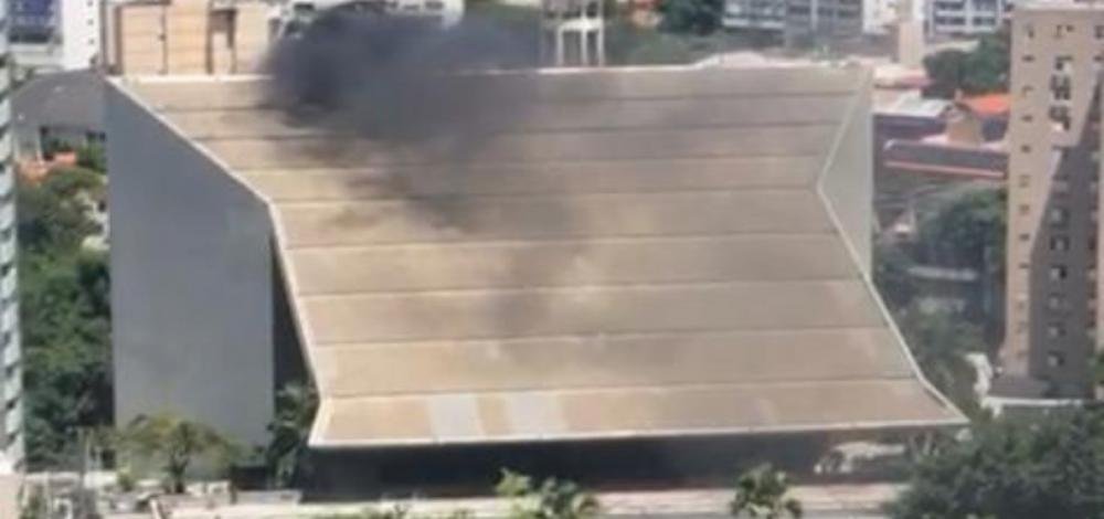 Incêndio atinge Teatro Castro Alves em Salvador