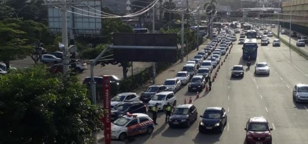 Rodoviária tem longa fila de veículos nas vésperas do feriadão de São João