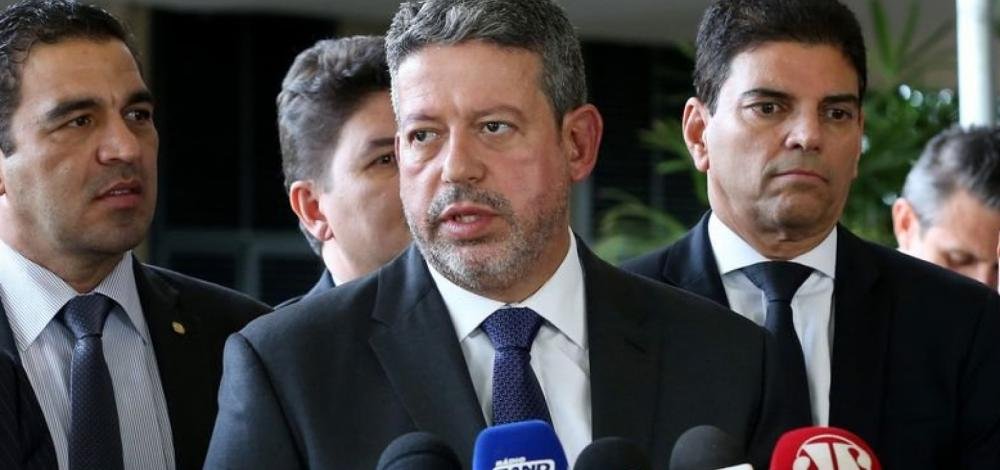 Às vésperas da eleição, Arthur Lira aumenta auxílio-moradia de congressistas