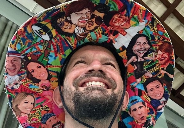 Saulo usa chapéu com caricaturas de artistas do carnaval da Bahia: Sé pra sorrir o coração