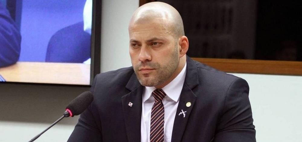 Um dia após ficar sem mandato de deputado, Daniel Silveira é preso