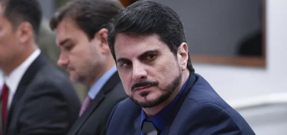 Senador Marcos do Val anuncia renúncia e diz que Bolsonaro tentou coagi-lo a participar de golpe