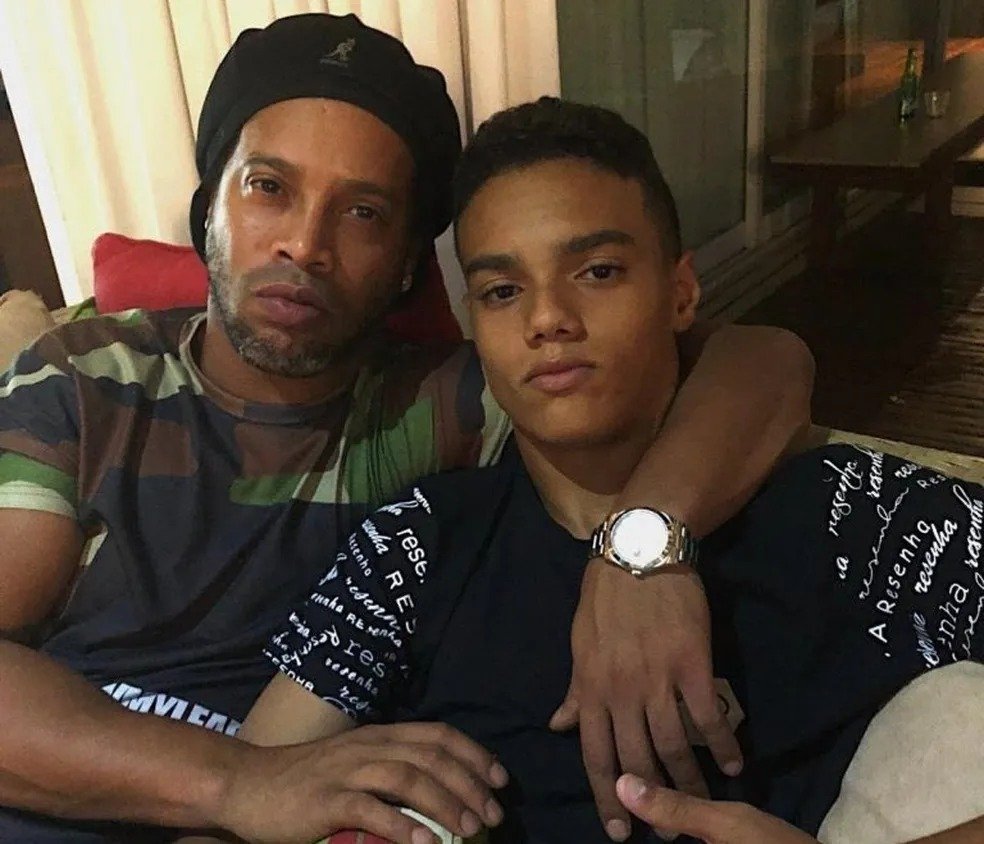 Filho de Ronaldinho, João Mendes é confirmado no Barcelona