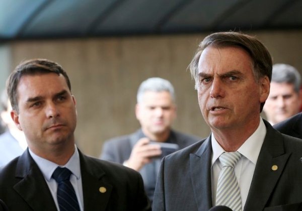 Após anunciar data do retorno de Bolsonaro, Flávio volta atrás e apaga publicação