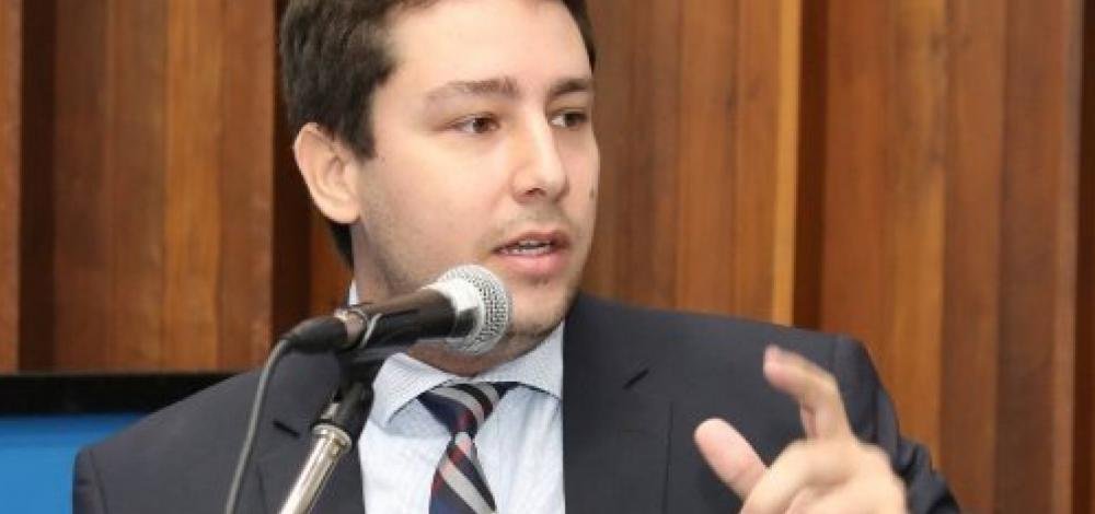 Deputado bolsonarista exibe Mein Kampf, livro de Hitler, em Assembleia do MS