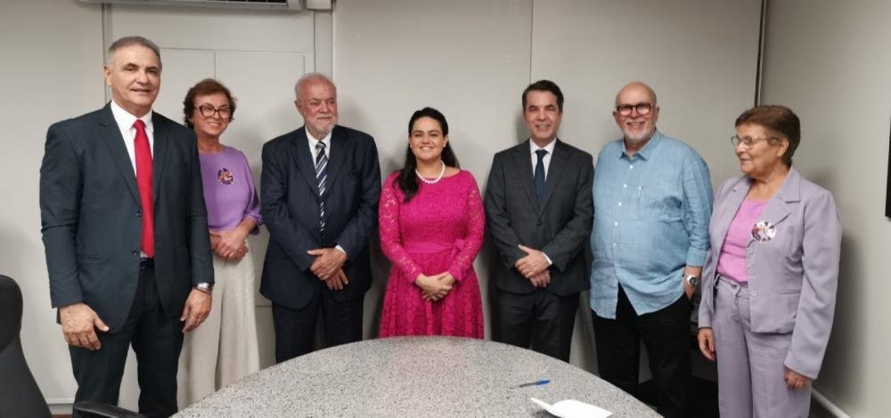 Sem holofotes, Aline Peixoto é empossada como conselheira do TCM em cerimônia simples