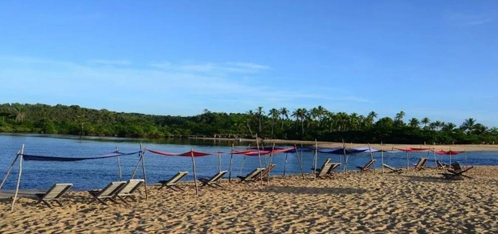 Uso de caixa de som e porte de garrafas long neck em ambientes públicos são proibidos no distrito de Caraíva
