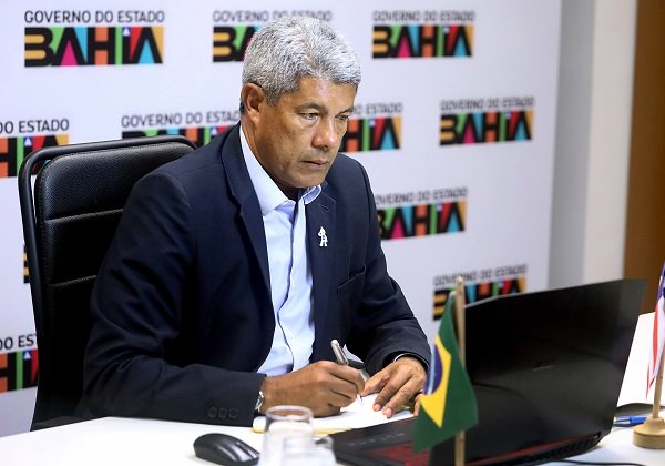 Jerônimo anuncia pagamento do Bolsa Presença para 298 mil estudantes