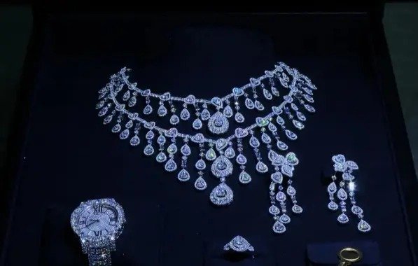 Defesa de Bolsonaro diz que quer entregar armas e joias, mas não tem endereço