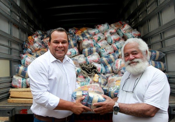 Programa Bahia Sem Fome doa alimentos a instituições religiosas e escolas, em Salvador
