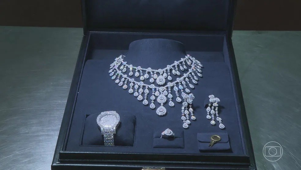 Polícia Federal faz perícia em joias recebidas pelo ex-presidente Jair Bolsonaro