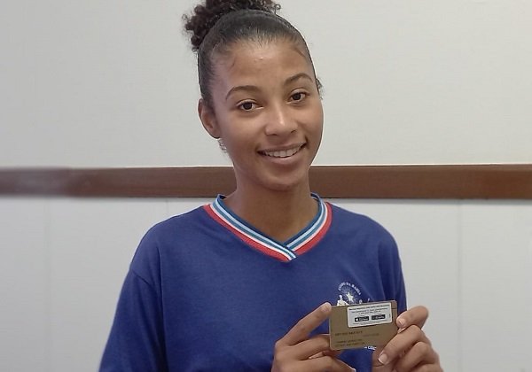 Cartões do Programa Bolsa Presença são entregues a novos estudantes nesta segunda-feira