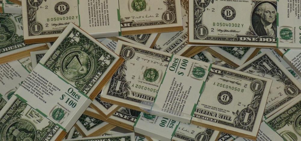 Dólar tem queda acelerada pelo segundo dia e fica abaixo de R$ 5