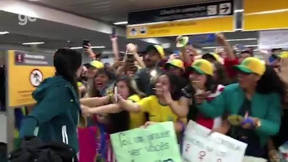 Seleção feminina tem recepção calorosa em desembarque após Copa