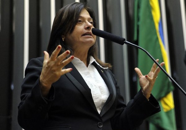 Lula indica deputada baiana Alice Portugal para vice-liderança do governo na Câmara