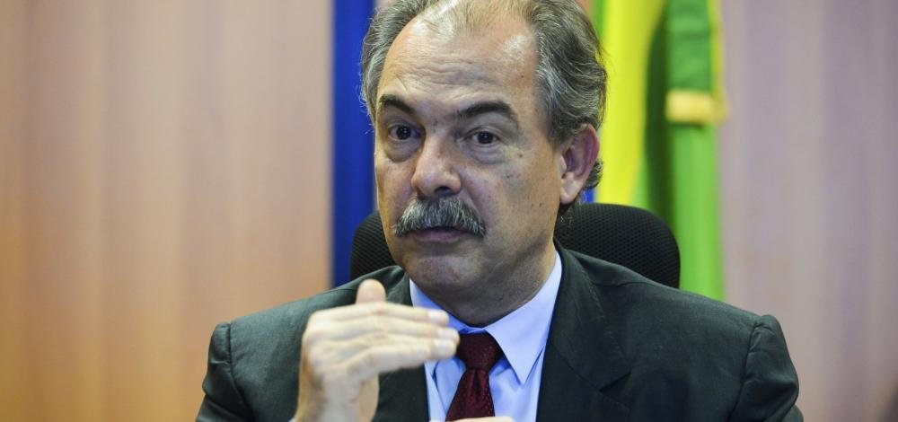 Gillette ofereceu R$500 mil para Mercadante raspar bigode 