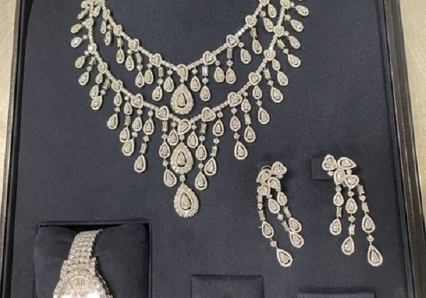 Joias dadas pela Arábia Saudita a Bolsonaro são isentas de cobrança de imposto, aponta PF