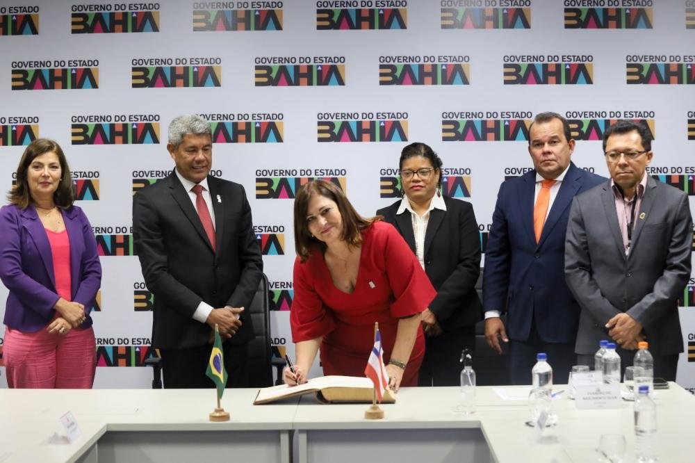 Jerônimo dá posse à professora Amali Mussi como reitora da Uefs