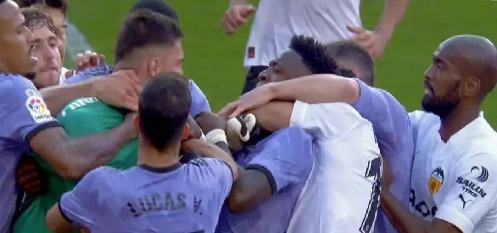 Vini Jr. sofre novo ato de racismo e é expulso em jogo do Real contra o Valencia